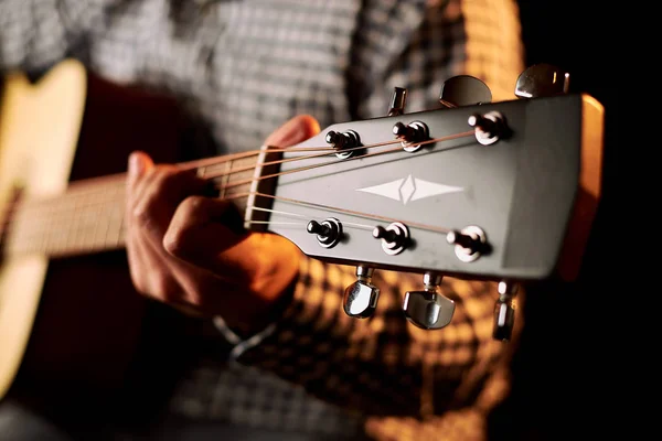 Обрізаний Знімок Людини Грає Акустичній Гітарі — стокове фото