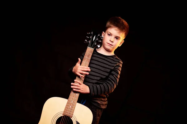 Niño Lindo Posando Con Guitarra Acústica — Foto de Stock