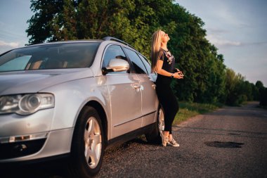 doğada araba yanında duran güzel genç kadın portresi