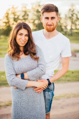 güzel genç çift doğada zaman harcama