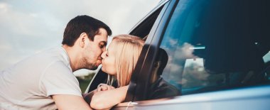 gezi sırasında araba penceresinden öpüşme güzel genç çift