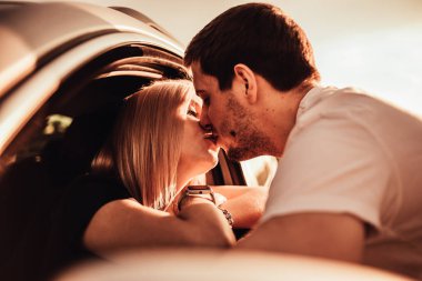 gezi sırasında araba penceresinden öpüşme güzel genç çift