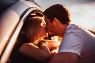 gezi sırasında araba penceresinden öpüşme güzel genç çift