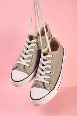 pembe üzerinde chuck taylors yakın çekim