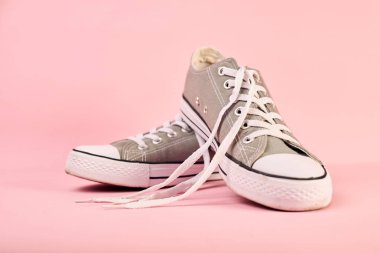 pembe üzerinde chuck taylors yakın çekim