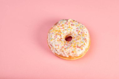 pembe yüzeyüzerinde lezzetli sırlı donut yakın çekim