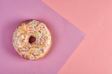 pembe yüzeyüzerinde lezzetli sırlı donut yakın çekim