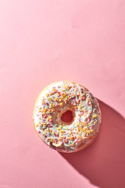 pembe yüzeyüzerinde lezzetli sırlı donut yakın çekim