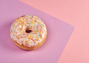 pembe yüzeyüzerinde lezzetli sırlı donut yakın çekim