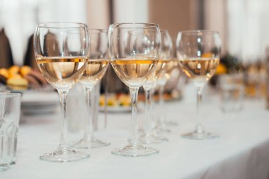 masada beyaz şarap bardak yakın çekim