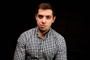 siyah izole yakışıklı genç adamın yakın çekim portre