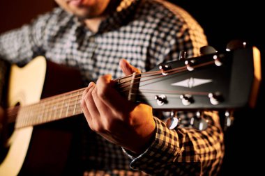 siyah akustik gitar çalan adam kırpılmış çekim