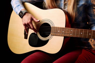 siyah akustik gitar ile kadın kırpılmış çekim