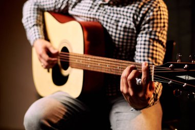 siyah akustik gitar çalan adam kırpılmış çekim