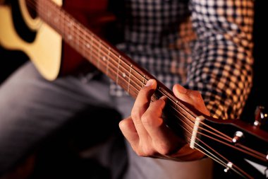 siyah akustik gitar çalan adam kırpılmış çekim
