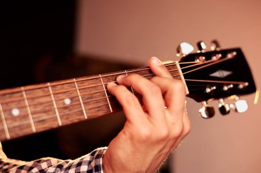 siyah akustik gitar çalan adam kırpılmış çekim
