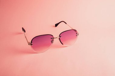 pembe üzerinde yatan şık pembe güneş gözlüğü yakın çekim
