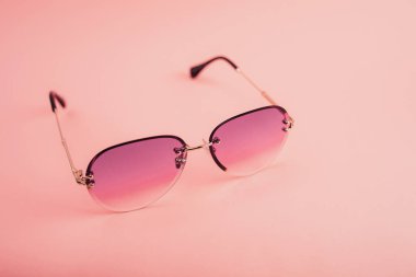 pembe üzerinde yatan şık pembe güneş gözlüğü yakın çekim