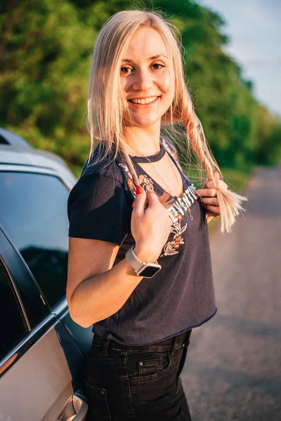 Retrato Hermosa Mujer Joven Pie Cerca Coche Naturaleza — Foto de Stock