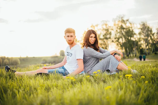 Krásný Mladý Pár Trávit Čas Přírodě — Stock fotografie