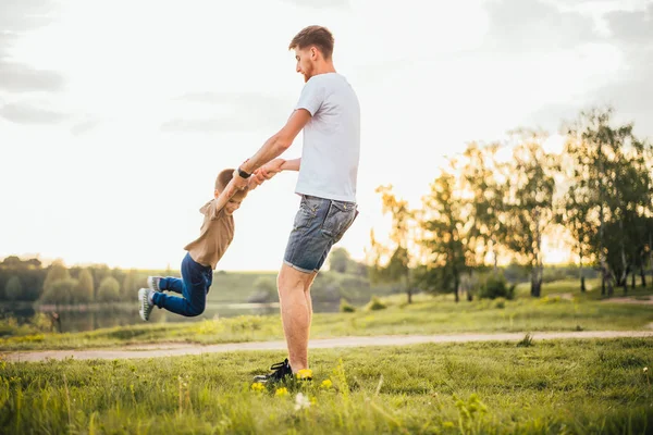 Padre Hijo Pasando Tiempo Juntos Naturaleza — Foto de Stock