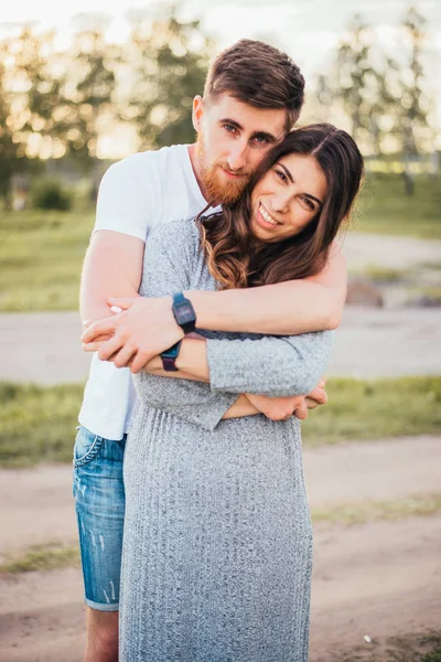 Hermosa Pareja Joven Pasar Tiempo Naturaleza — Foto de Stock