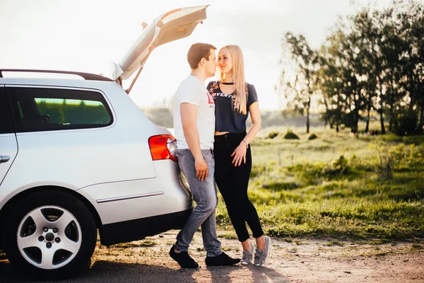 Beautiful Young Couple Standing Car Trunk Together Trip — Stock Photo, Image