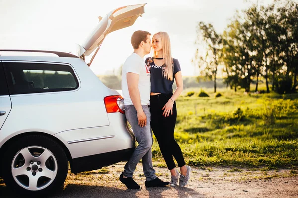 Beautiful Young Couple Standing Car Trunk Together Trip — Stock Photo, Image
