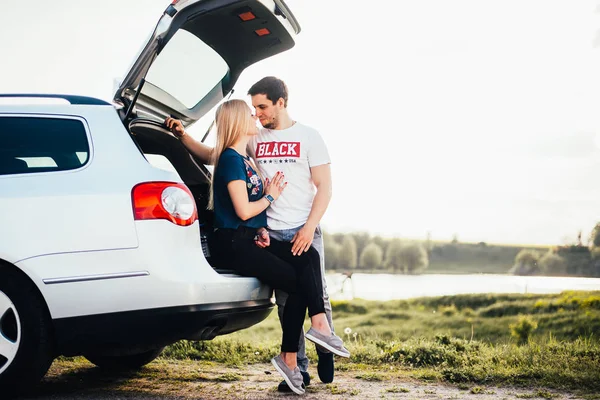 Beautiful Young Couple Standing Car Trunk Together Trip — Stock Photo, Image