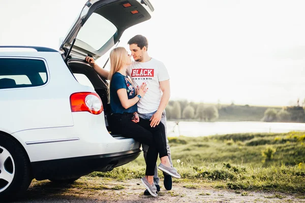 Beautiful Young Couple Standing Car Trunk Together Trip — Stock Photo, Image