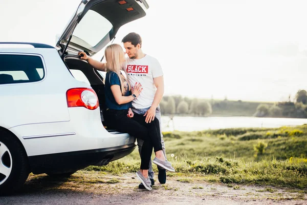 Beautiful Young Couple Standing Car Trunk Together Trip — Stock Photo, Image