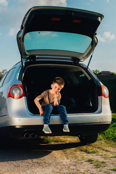 Bambino Seduto Nel Bagagliaio Della Macchina Sulla Natura — Foto Stock