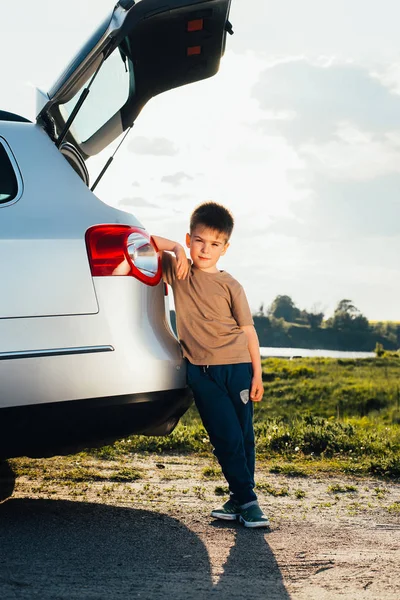 Bambino Piedi Vicino Auto Sulla Natura — Foto Stock