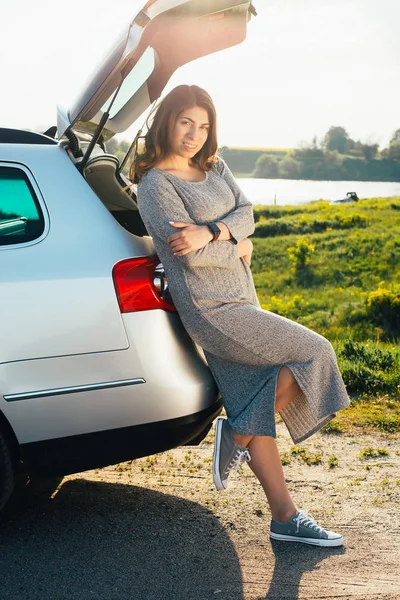 Portrait Beautiful Young Woman Standing Car Nature — Stock Photo, Image
