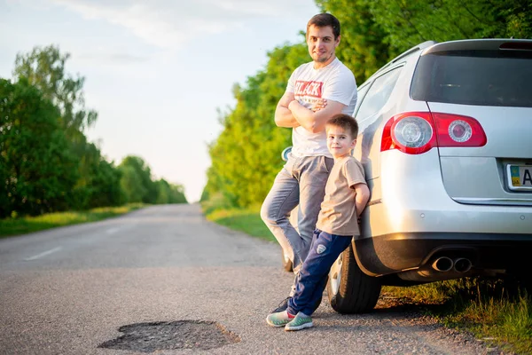 Padre Figlio Piedi Vicino Auto Strada Sulla Natura Insieme — Foto Stock