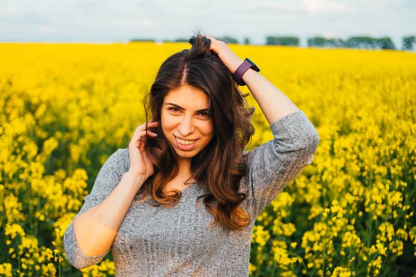 Retrato Bela Jovem Mulher Campo Florido Amarelo — Fotografia de Stock