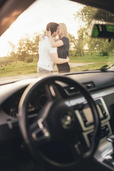 Hermosa Joven Pareja Besándose Cerca Coche Durante Viaje — Foto de Stock