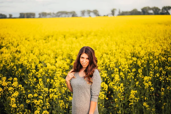 Retrato Hermosa Mujer Joven Campo Flores Amarillas — Foto de Stock