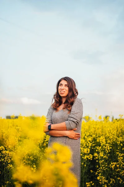 Retrato Bela Jovem Mulher Campo Florido Amarelo — Fotografia de Stock
