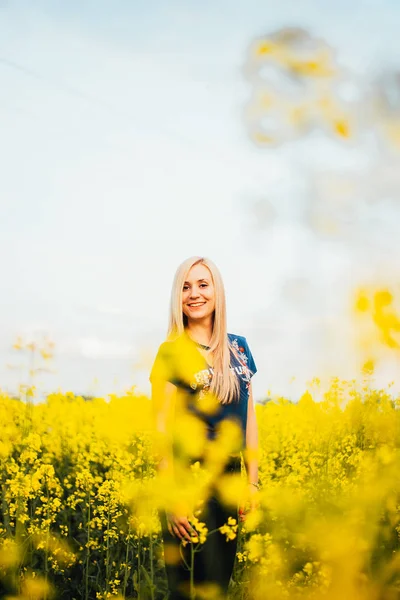 Retrato Hermosa Mujer Joven Campo Flores Amarillas — Foto de Stock