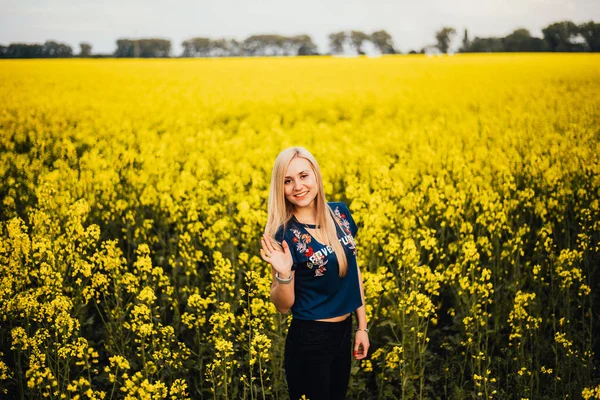 Портрет Красивой Молодой Женщины Желтом Цветочном Поле — стоковое фото