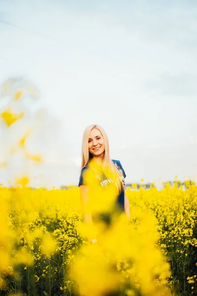 Retrato Hermosa Mujer Joven Campo Flores Amarillas — Foto de Stock