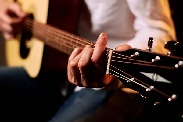 Cortado Tiro Homem Tocando Guitarra Acústica Preto — Fotografia de Stock