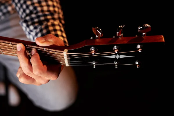 Recortado Disparo Hombre Tocando Guitarra Acústica Negro — Foto de Stock