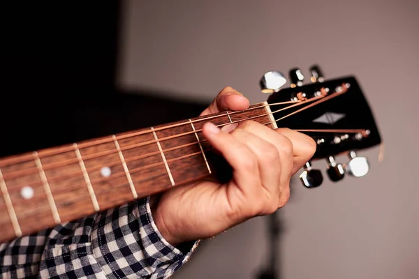 Recortado Disparo Hombre Tocando Guitarra Acústica Negro — Foto de Stock