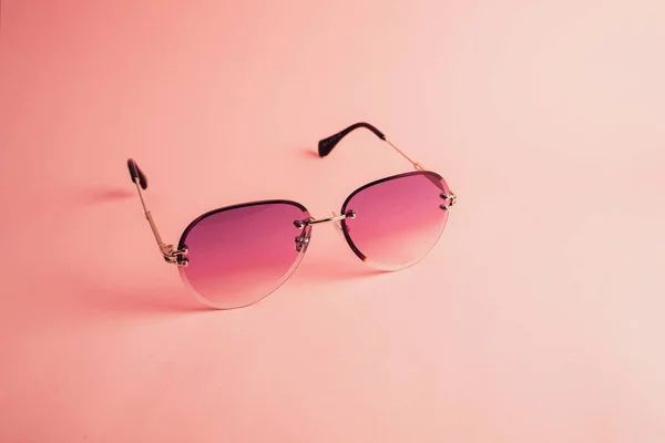 Nahaufnahme Einer Stylischen Rosa Sonnenbrille Die Auf Rosa Liegt — Stockfoto