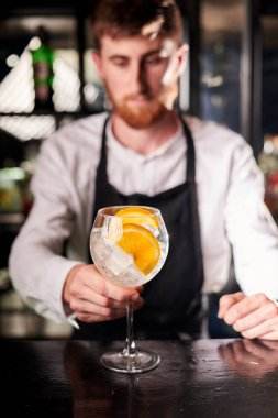 yakışıklı genç barmen bar sayacıtropikal alkol kokteyl hazırlanıyor