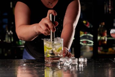 barda kokteyl yapan barmen kadın kırpılmış atış