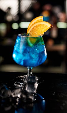 ahşap bar tezgahında buzlu mavi kokteyl yakın çekim