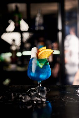 ahşap bar tezgahında buzlu mavi kokteyl yakın çekim